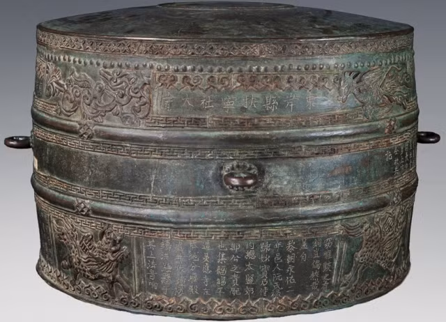 Trống đồng Cảnh Thịnh không chỉ lạ về hoa văn mà đặc biệt hơn là được tạo ra ở thời kỳ mà tưởng như kỹ thuật đúc đã thất truyền. Một giá trị đặc biệt của trống là phần tư liệu – một bài minh dài 272 chữ được khắc trên thân trống. Nội dung của bài minh nói về bà Nguyễn Thị Lộc, là vợ của Tổng Thái giám Giao quận công thuộc năm Vĩnh Hựu thứ 2 đời Vua Lê Ý Tông (1736) góp công lập chùa Linh Ứng (nay là Chùa Nành), cùng những lời dẫn đến việc đúc trống để thờ cúng, tu bổ chùa. Ngoài ra minh văn còn cho biết trống được đúc vào ngày lành tháng 4 năm thứ 8 niên hiệu Cảnh Thịnh đời Vua Nguyễn Quang Toản (1800), xã Phù Ninh, huyện Đông Ngàn, phủ Từ Sơn (nay thuộc xã Ninh Hiệp, Gia Lâm, Hà Nội). 