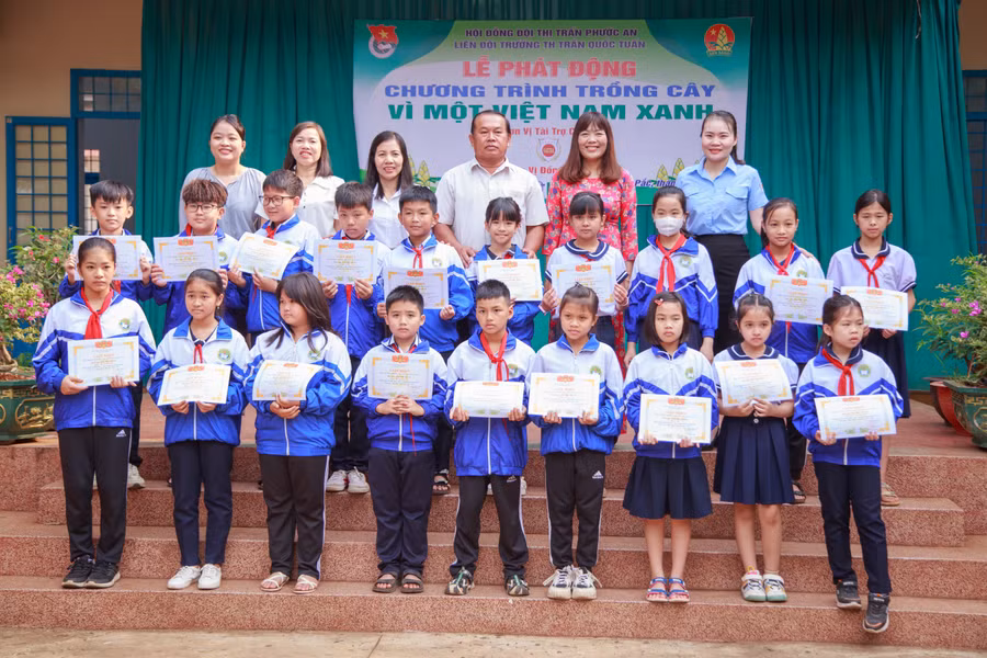 Ban tổ chức trao Giấy khen, quà cho các Chi đội (ảnh: TT). Ban tổ chức trao Giấy khen, quà cho các Chi đội (ảnh: TT).