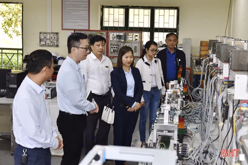 Đại diện Formosa Hà Tĩnh cũng đã thăm cơ sở vật chất và thiết bị đào tạo nghề của trường nghề Việt Đức. (Ảnh: báo Hà Tĩnh).
