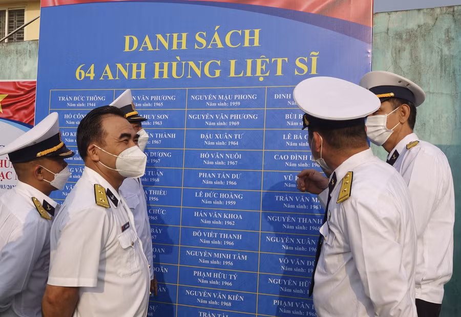 Tên của các liệt sĩ lần lượt được nhắc đến tại lễ tưởng niệm càng gợi lại ký ức về trận chiến bi hùng 34 năm trước trong lòng các cựu binh.