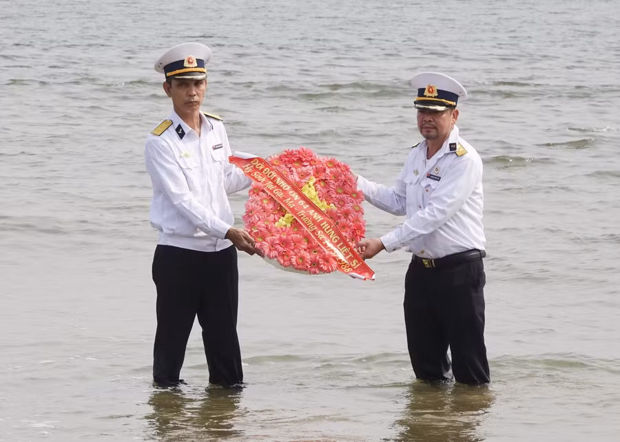 Các cựu chiến binh thả vòng hoa tại bờ biển Cửa Nhượng (huyện Cẩm Xuyên, Hà Tĩnh).