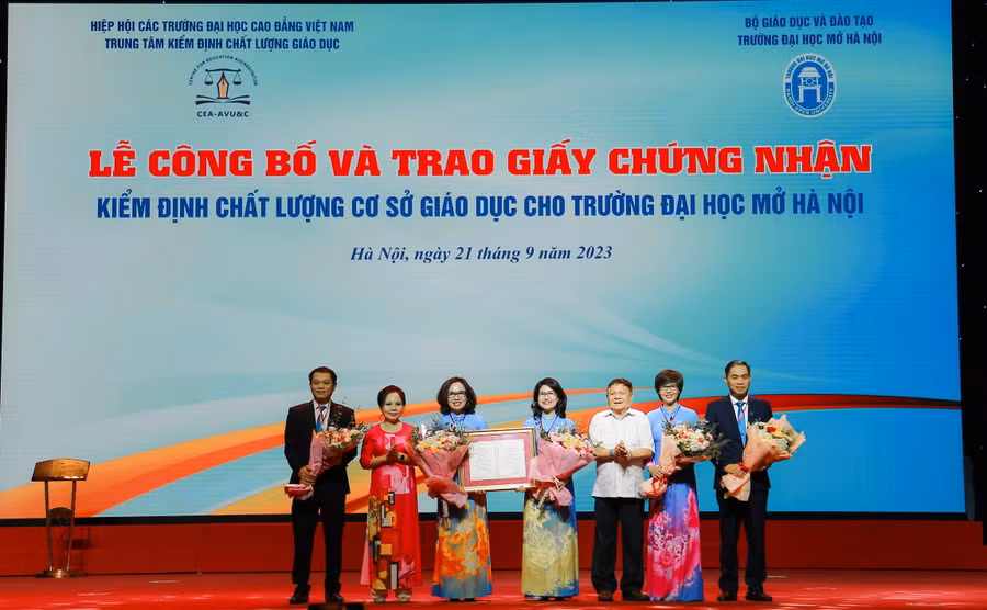 Lãnh đạo Trường ĐH Mở Hà Nội đón nhận Giấy chứng nhận kiểm định chất lượng cơ sở giáo dục chu kỳ II.