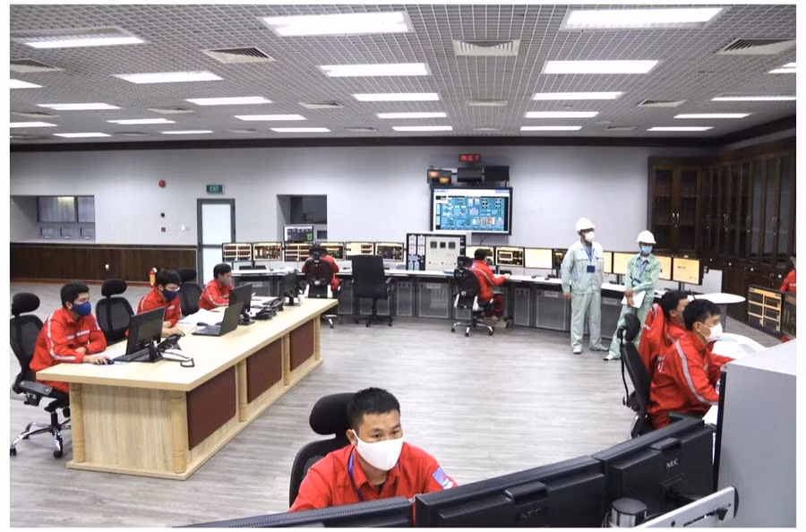 Tại trung tâm điều khiển không khí làm việc vẫn diễn ra hêt sức khẩn trương như thường lệ, chỉ khác là chấp hành đúng quy định "5k"
