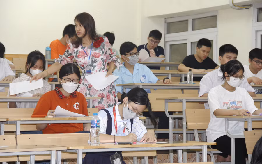 Giám thị phát giấy thi cho thí sinh. Giám thị phát giấy thi cho thí sinh.