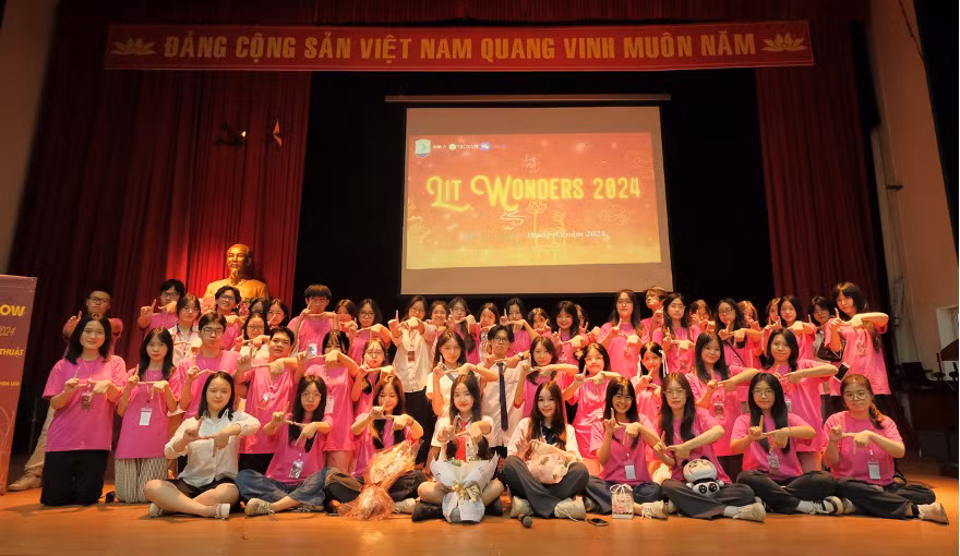 LiT - Literature in Thoughts là CLB Văn học đầu tiên và duy nhất tại trường THPT Chuyên Sư phạm, thành lập vào năm 2021 với mục đích truyền ngọn lửa đam mê Văn học đến học sinh, sinh viên toàn quốc. LiT - Literature in Thoughts là CLB Văn học đầu tiên và duy nhất tại trường THPT Chuyên Sư phạm, thành lập vào năm 2021 với mục đích truyền ngọn lửa đam mê Văn học đến học sinh, sinh viên toàn quốc.