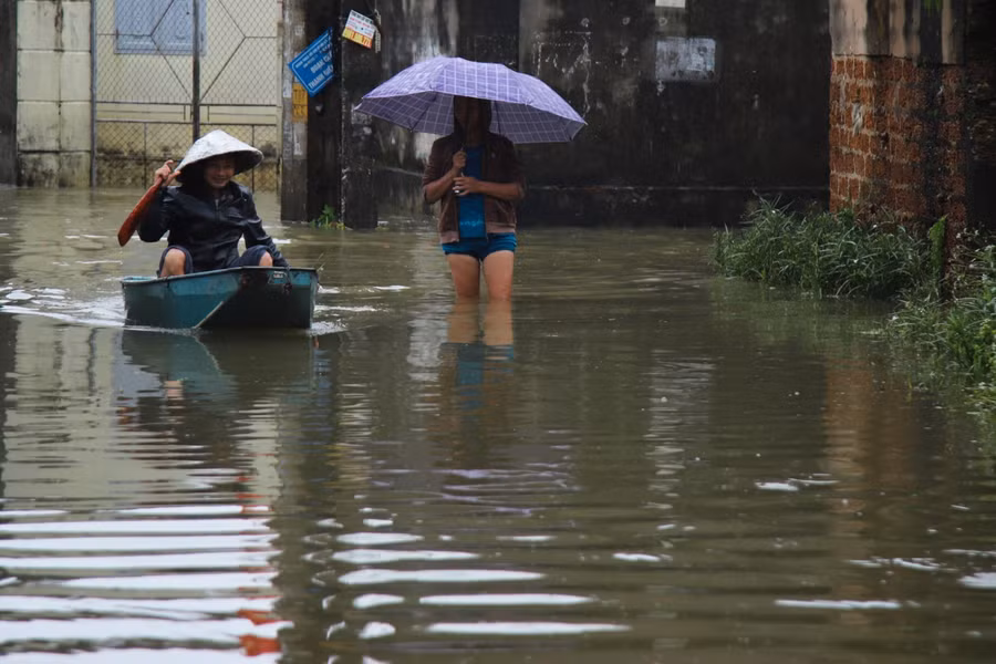 Phương tiện di chuyển là ca nô, thuyền, phao tự chế, những nơi đường không sâu thì người dân vẫn có thể đi bộ.