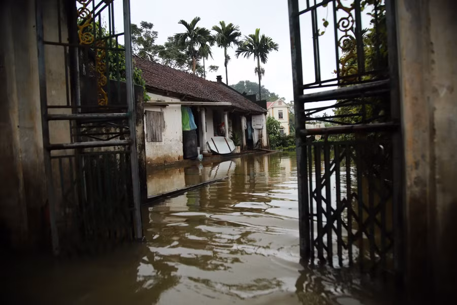 Mưa kéo dài, nhiều nơi ở Hà Nội người dân phải bơi thuyền vào... nhà ảnh 3