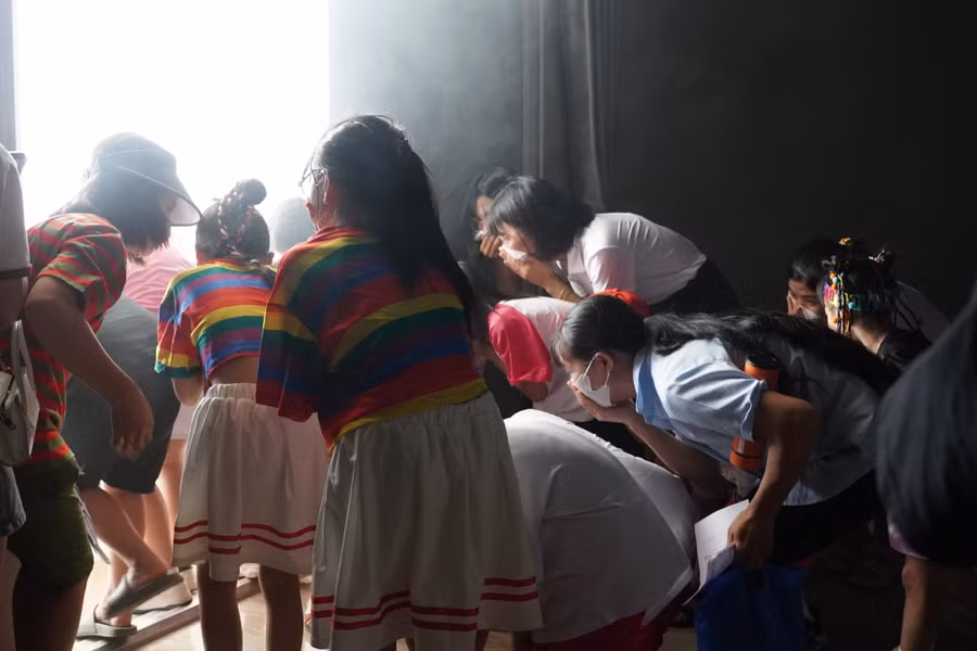 Các em học sinh được thực hiện trực tiếp việc phòng cháy chữa cháy tại chương trình.