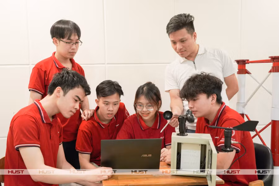 Sinh viên Đại học Bách khoa Hà Nội luôn đạt thứ hạng cao trong học tập và nghiên cứu khoa học.