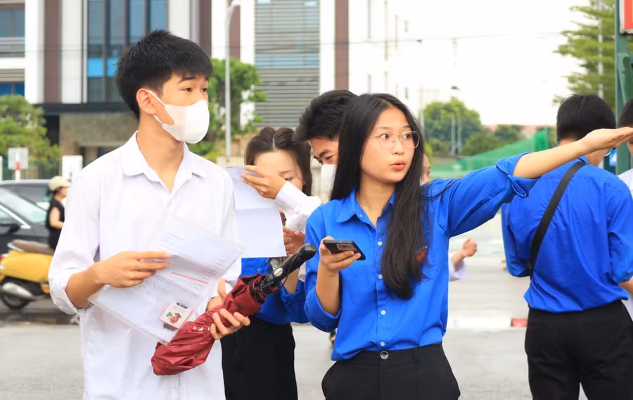 Thí sinh Hải Dương được thanh niên tình nguyện hướng dẫn, hỗ trợ nhiệt tình.