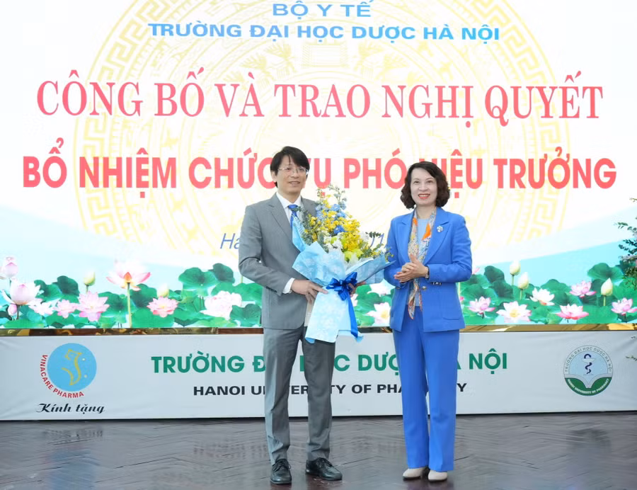 Thứ trưởng Bộ Y tế Nguyễn Thị Liên Hương chúc mừng Tân Phó Hiệu trưởng Trường ĐH Dược Hà Nội.Nguyễn Mạnh Tuyển. Thứ trưởng Bộ Y tế Nguyễn Thị Liên Hương chúc mừng Tân Phó Hiệu trưởng Trường ĐH Dược Hà Nội.Nguyễn Mạnh Tuyển.