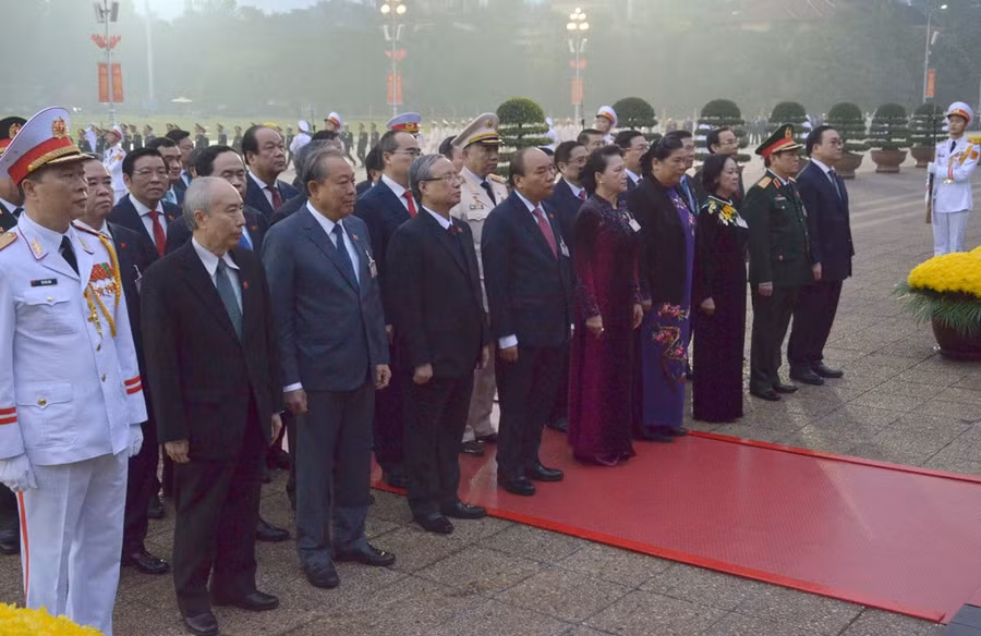 Các đồng chí lãnh đạo Đảng, Nhà nước cùng đại biểu dự Đại hội XIII của Đảng đặt vòng hoa và vào Lăng viếng Chủ tịch Hồ Chí Minh