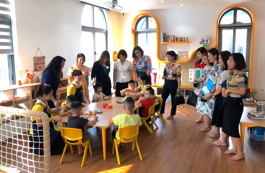 Lãnh đạo Vụ GDMN và đại biểu các tỉnh, thành phố thăm quan lớp học.