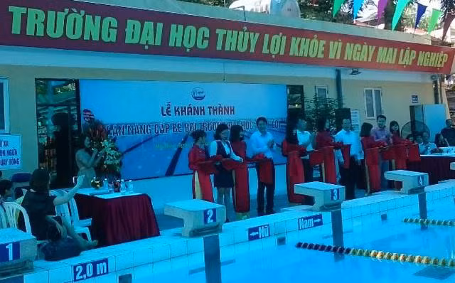 Đại diện lãnh đạo nhà trường cắt băng khánh thành bể bơi