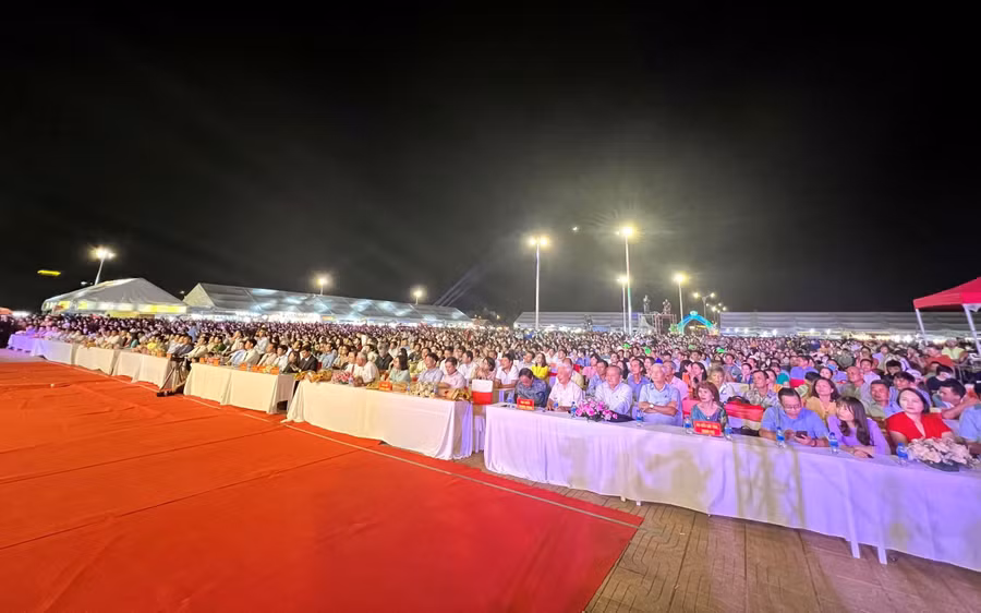 Đại biểu và du khách dự khai mạc Lễ hội sầu riêng tại Krông Pắc. Đại biểu và du khách dự khai mạc Lễ hội sầu riêng tại Krông Pắc.