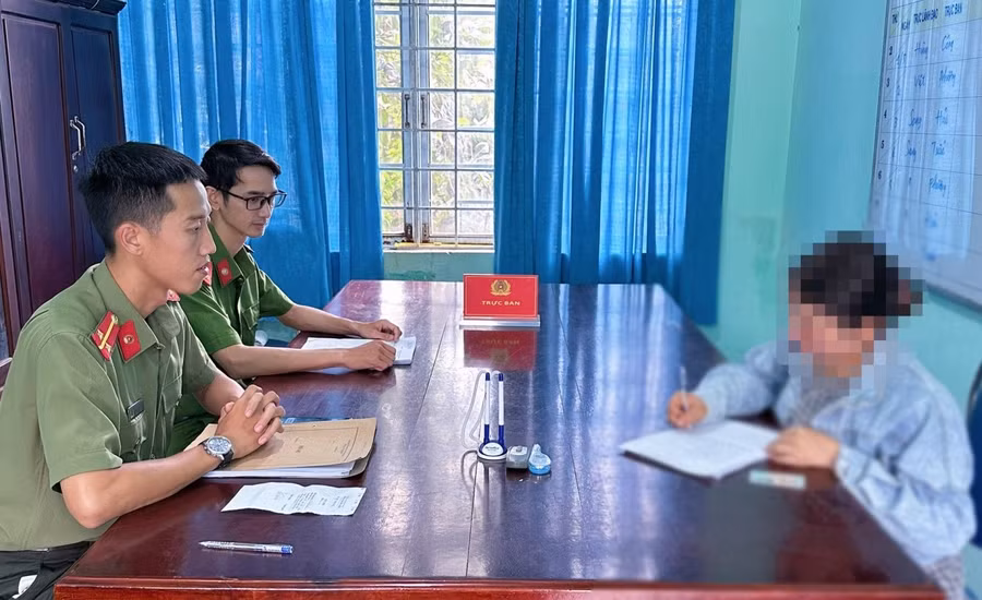 Người phụ nữ bị xử phạt 5 triệu đồng vì đăng tải vị trí chốt đo nồng độ cồn của lực lượng CSGT. (Ảnh: Công an Kon Tum)