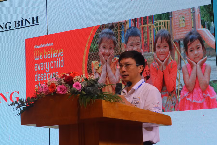Trưởng phòng Giáo dục Mầm non - Tiểu học, Sở GD&ĐT Quảng Bình trình bày kế hoạch nhân rộng mô hình trường học an toàn và chất lượng trên địa bàn. Trưởng phòng Giáo dục Mầm non - Tiểu học, Sở GD&ĐT Quảng Bình trình bày kế hoạch nhân rộng mô hình trường học an toàn và chất lượng trên địa bàn.