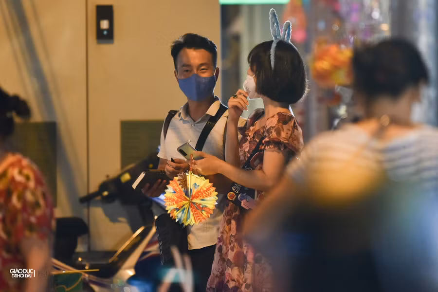 Nhiều người phấn khởi vì mua được đèn ông sao cho trẻ nhỏ trong gia đình mình đón Trung thu tại nhà.