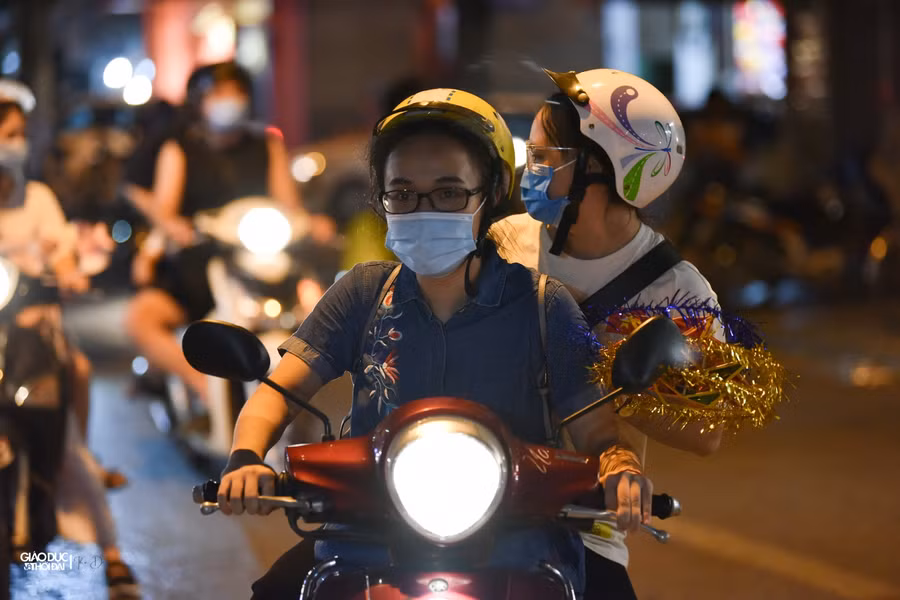 Phố Hàng Mã tối Trung thu, mở cửa bán hàng rồi lại đóng ảnh 4