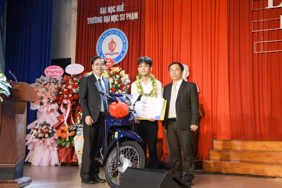 Trao tặng xe máy của cựu sinh viên trường cho sinh viên Trần Hữu Dũng - thủ khoa ngành Sư phạm Địa lí.