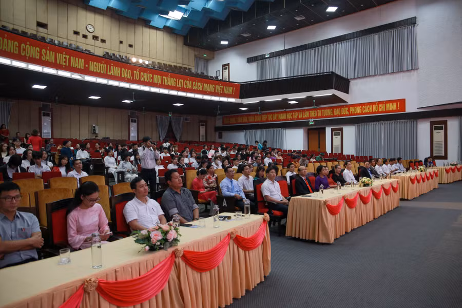 Các đại biểu, khách mời tham dự lễ khai giảng năm học mới.