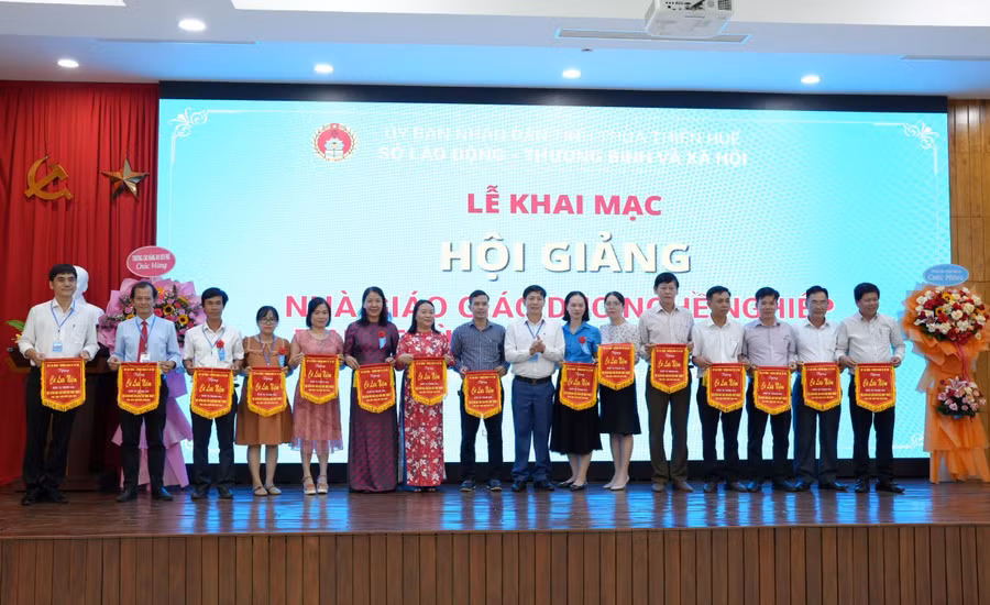 Tặng cờ lưu niệm cho các đơn vị (Ảnh: Ngọc Minh).