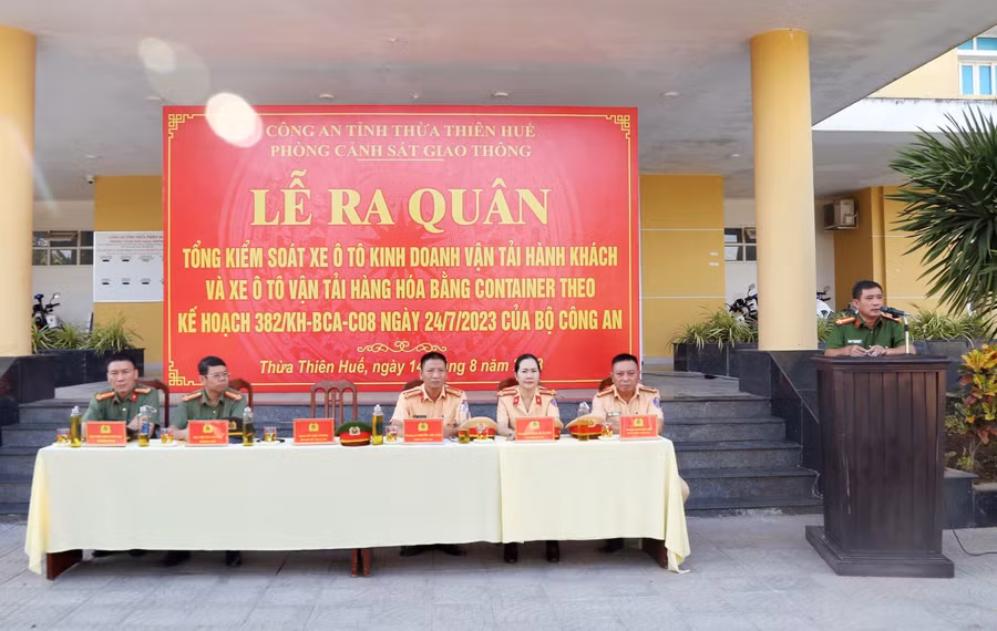 Đại tá Hồ Xuân Phương - Phó Giám đốc Công an tỉnh Thừa Thiên - Huế (đứng) phát biểu. (Ảnh: Việt Anh) Đại tá Hồ Xuân Phương - Phó Giám đốc Công an tỉnh Thừa Thiên - Huế (đứng) phát biểu. (Ảnh: Việt Anh)