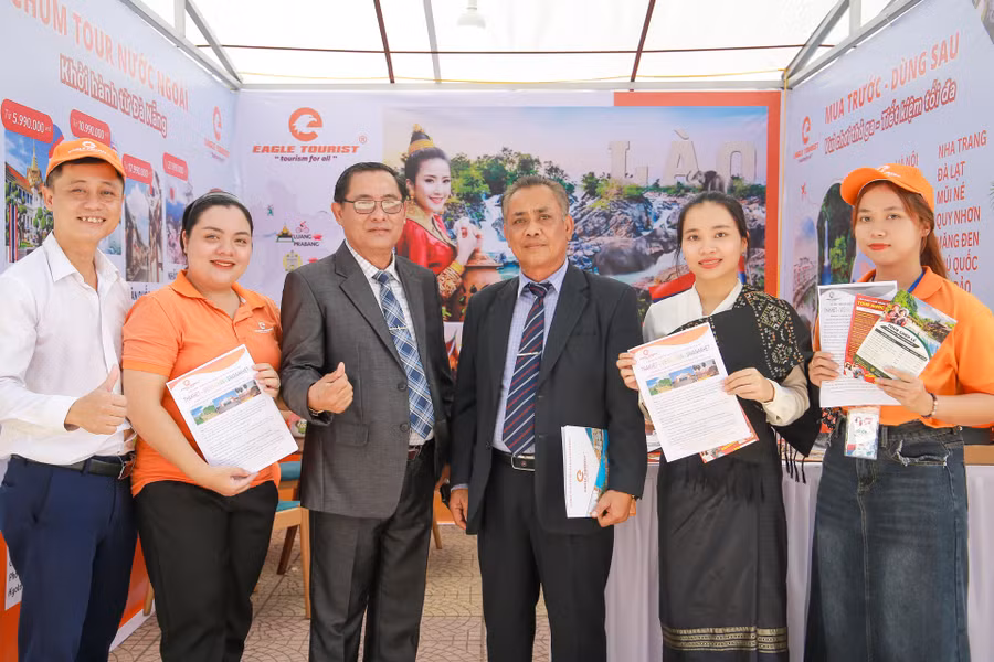 Các đại biểu, khách mời tham quan gian hàng thông tin truyền thông và sản phẩm OCCOP.