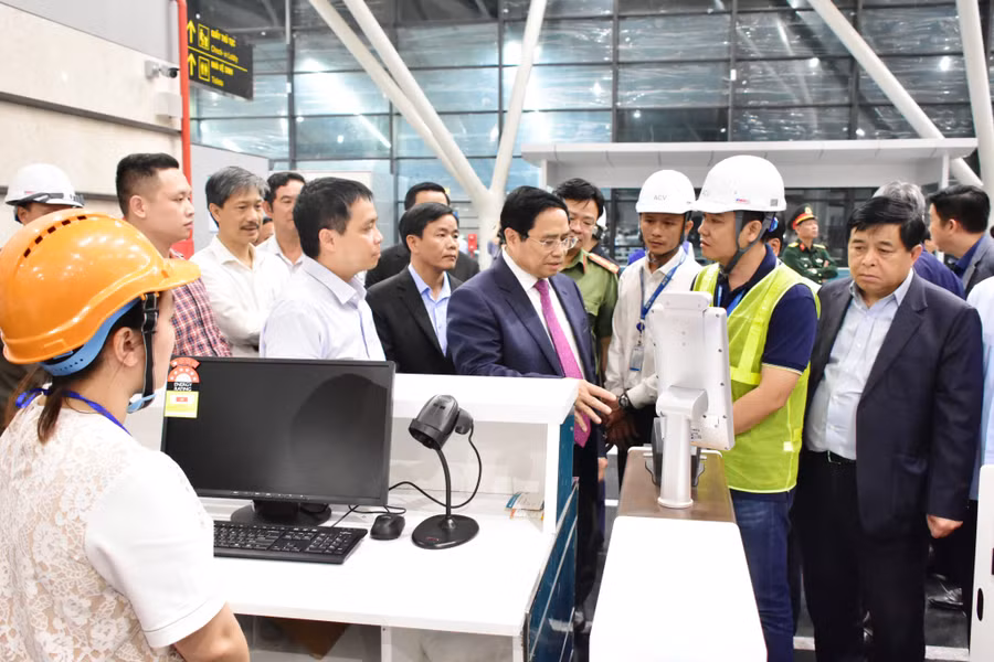 Thủ tướng nghe giới thiệu về hệ thống check-in tự động liên kết với hệ thống cơ sở dữ liệu dân cư quốc gia. Thủ tướng nghe giới thiệu về hệ thống check-in tự động liên kết với hệ thống cơ sở dữ liệu dân cư quốc gia.