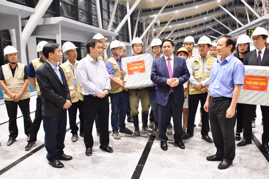 Thủ tướng Phạm Minh Chính hoan nghênh các cơ quan, đơn vị liên quan đã nỗ lực thi công và tặng quà cho các đơn vị. (Ảnh: Ngọc Minh). Thủ tướng Phạm Minh Chính hoan nghênh các cơ quan, đơn vị liên quan đã nỗ lực thi công và tặng quà cho các đơn vị. (Ảnh: Ngọc Minh).