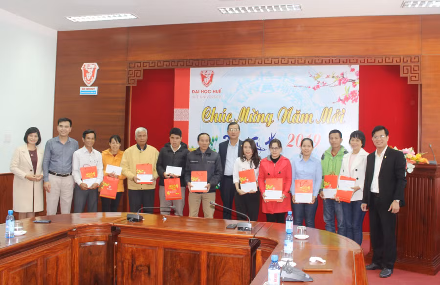 Công đoàn Đại học Huế tặng quà cho các tổ chức xã hội trên địa bàn tỉnh Thừa Thiên Huế nhân dịp Tết Nguyên đán (Ảnh: Công đoàn ĐH Huế).