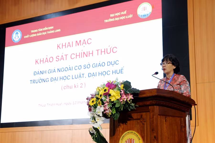 PGS.TS Đỗ Thị Thúy Hằng, Kiểm định viên Trung tâm Kiểm định chất lượng giáo dục Thăng Long, Thư ký đoàn đánh giá công bố quyết định thành lập Đoàn đánh giá ngoài chu kỳ 2. (Ảnh: Đại Dương) PGS.TS Đỗ Thị Thúy Hằng, Kiểm định viên Trung tâm Kiểm định chất lượng giáo dục Thăng Long, Thư ký đoàn đánh giá công bố quyết định thành lập Đoàn đánh giá ngoài chu kỳ 2. (Ảnh: Đại Dương)
