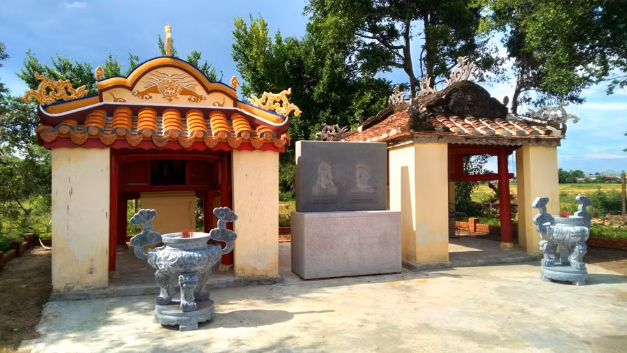 Phù điêu khắc 2 vua Thái Đức, Quang Trung đặt giữa ngôi Miếu Đôi được yêu cầu di dời ra khỏi miếu này (Ảnh: Đ.Đ).