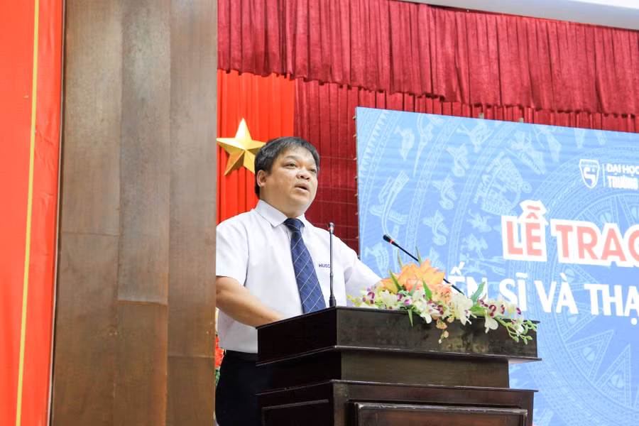 PGS.TS Võ Thanh Tùng – Hiệu trưởng Trường ĐH Khoa học, ĐH Huế phát biểu tại lễ tốt nghiệp.