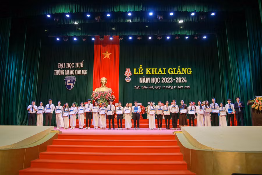 Tặng giấy khen và học bổng cho các thủ khoa ngành. Tặng giấy khen và học bổng cho các thủ khoa ngành.