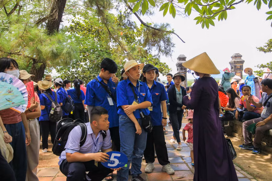 Một đoàn học sinh nước ngoài đang nghe thuyết minh về chùa Thiên Mụ.