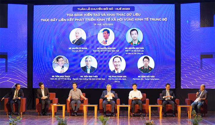 Tọa đàm Kiến tạo và khai thác dữ liệu – Thúc đẩy liên kết phát triển kinh tế xã hội vùng kinh tế Trung bộ tại ngày khai mạc. Tọa đàm Kiến tạo và khai thác dữ liệu – Thúc đẩy liên kết phát triển kinh tế xã hội vùng kinh tế Trung bộ tại ngày khai mạc.