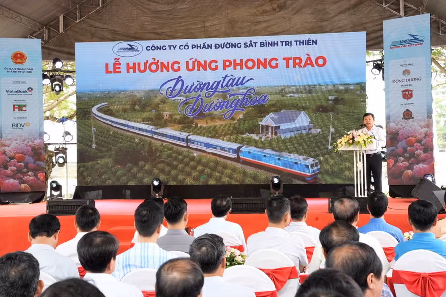 Lễ hưởng ứng phong trào "Đường tàu - Đường hoa" tại TP Huế với việc trồng hơn 1.500 cây hoa các loại.