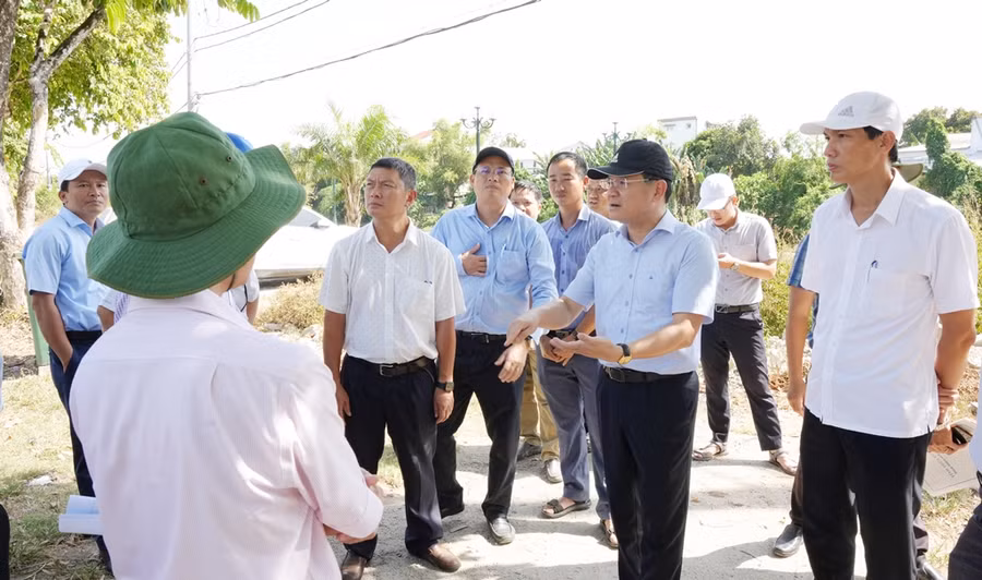 Ông Minh đề nghị các ban, ngành chấm dứt hợp đồng, xử lý theo quy định pháp luật nếu nhà thầu tiếp tục không triển khai thi công, làm chậm tiến độ như đã cam kết. (Ảnh: Ngọc Minh)