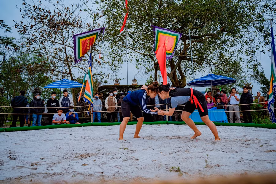 Các đô vật nữ khai hội.