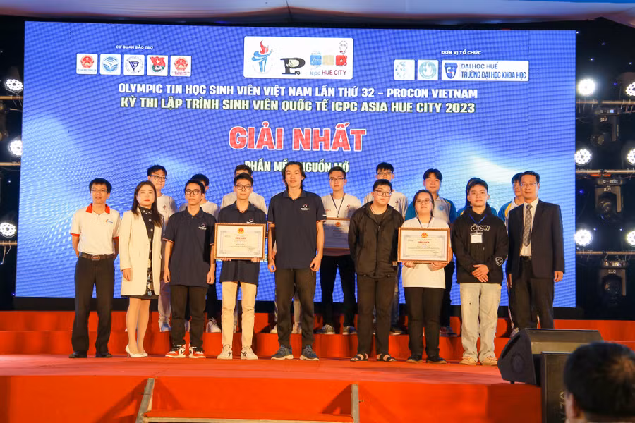 Trao giải Nhì (ảnh trái) và giải Nhất (ảnh phải) cho các đội thi của phần thi phần mềm nguồn mở. Trao giải Nhì (ảnh trái) và giải Nhất (ảnh phải) cho các đội thi của phần thi phần mềm nguồn mở.