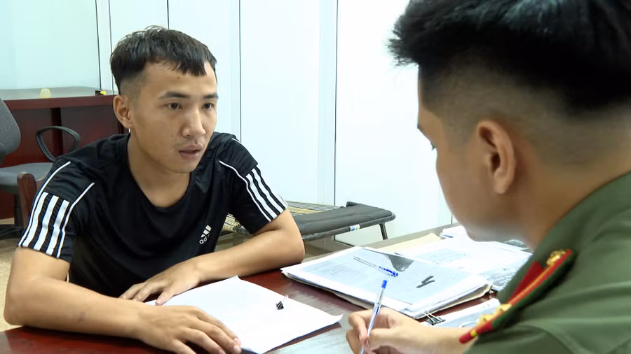 Công an lấy lời khai của Trương Thị Thùy Trinh (trái) và Trần Việt Thành (phải). Công an lấy lời khai của Trương Thị Thùy Trinh (trái) và Trần Việt Thành (phải).