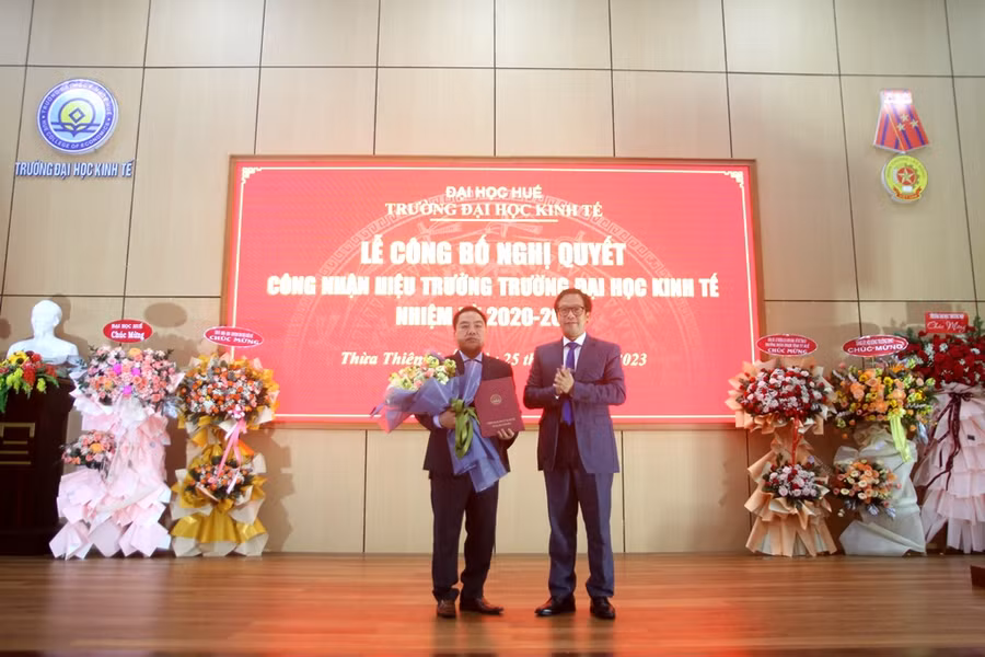 PGS.TS Lê Anh Phương, Giám đốc Đại học Huế (phải) trao nghị quyết công nhận Hiệu trưởng Trường Đại học Kinh tế đối với PGS.TS Trương Tấn Quân (trái). (Ảnh: Đại Dương) PGS.TS Lê Anh Phương, Giám đốc Đại học Huế (phải) trao nghị quyết công nhận Hiệu trưởng Trường Đại học Kinh tế đối với PGS.TS Trương Tấn Quân (trái). (Ảnh: Đại Dương)