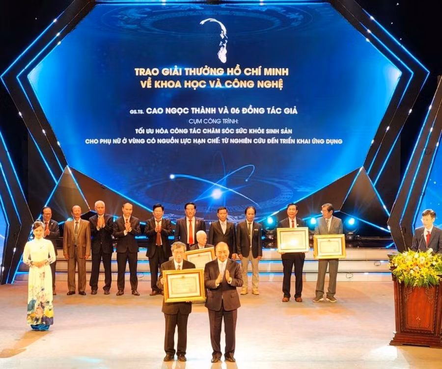 Nguyên Chủ tịch Nước Nguyễn Xuân Phúc trao tặng Giải thưởng Hồ Chí Minh cho GS. Cao Ngọc Thành (nguyên Hiệu trưởng Trường ĐH Y – Dược, ĐH Huế) và các đồng tác giả Trường ĐH Y – Dược, ĐH Huế của cụm công trình “Tối ưu hóa công tác chăm sóc sức khỏe sinh sản cho phụ nữ ở vùng có nguồn lực hạn chế: từ nghiên cứu đến triển khai ứng dụng” (Ảnh: Công đoàn ĐH Huế).