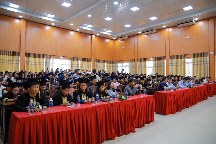 Khách mời, đại biểu tham dự lễ tốt nghiệp và trao bằng cử nhân đợt 3 năm 2023.