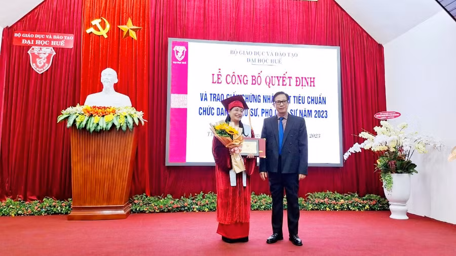 PGS.TS Lê Anh Phương, Giám đốc ĐH Huế trao quyết định cho tân GS Đỗ Thị Bích Thủy, chuyên ngành Bảo quản chế biến nông lâm sản, Trường ĐH Nông Lâm, ĐH Huế.