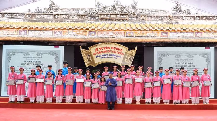 Ông Nguyễn Văn Phương - Chủ tịch UBND tỉnh Thừa Thiên - Huế tặng thưởng cho các học sinh danh dự toàn trường năm học 2022-2023 (Ảnh: Ngọc Hiếu).