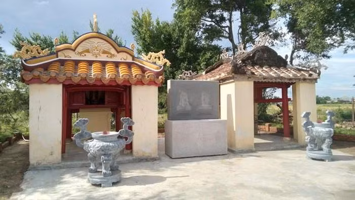 Hiện trạng Miếu Đôi tại làng Dã Lê Chánh, phường Thủy Vân, TP Huế. Ở giữa là bệ thờ, tượng và phù điêu hai vị vua nhà Tây Sơn vừa được Hội NCPTDS văn hóa Huế dựng lên mới đây. (Ảnh: Đình Đính).