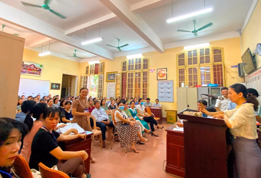 Cán bộ coi thi tại điểm thi Trường THPT Hai Bà Trưng nghe phổ biến quy chế coi thi (Ảnh: Hoàng Hải).