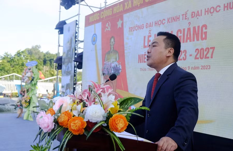 PGS.TS. Trương Tấn Quân, Hiệu trưởng nhà Trường phát biểu nhắn nhủ và động viên hơn 2.200 tân sinh viên khóa 57.